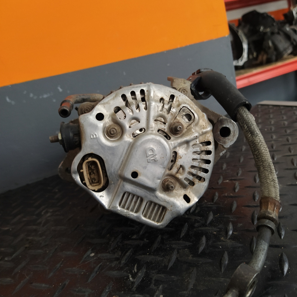 Alternador Toyota Hilux 2.5 3.0 Con Depresor 04684033 - Imagen 3